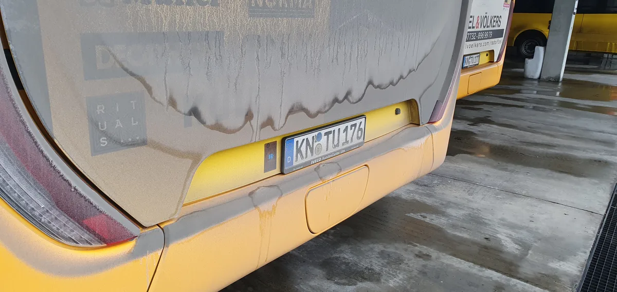 Titelbild: Verdrecken von Kfz-Kennzeichen am Heck von Fahrzeugen verhindern